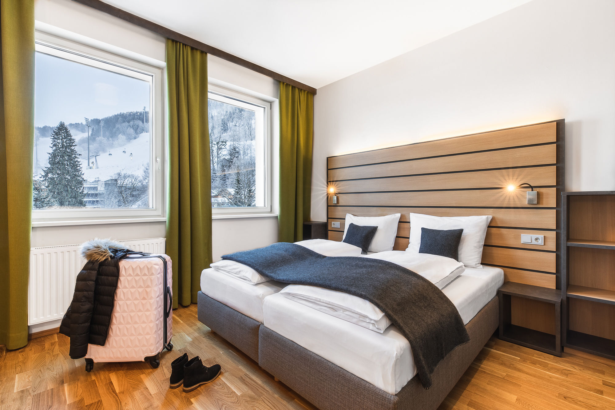 Doppelzimmer mit Koffer im JUFA Hotel Schladming