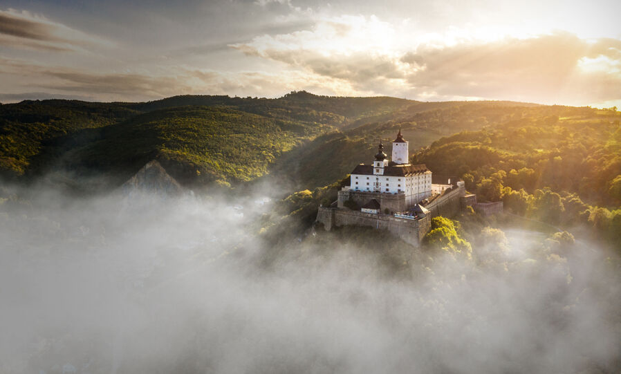 Burg Forchtenstein bei Nebel im Herbst