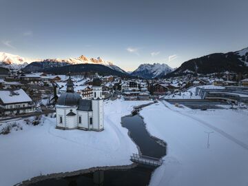 Seefeld im Winter mit Seekirchl und Olympiabad