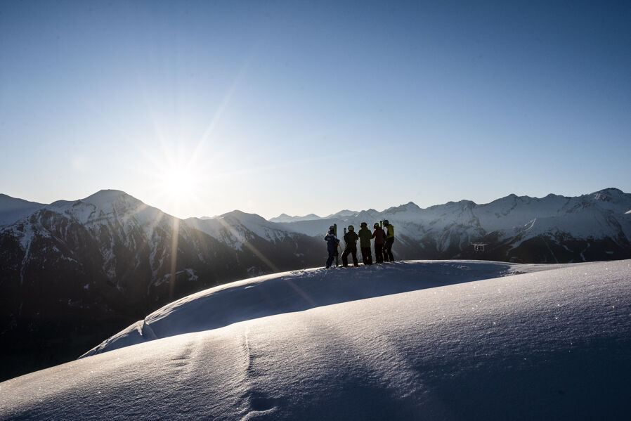 Eine Gruppe beim frühmorgendlichen Skivergnügen