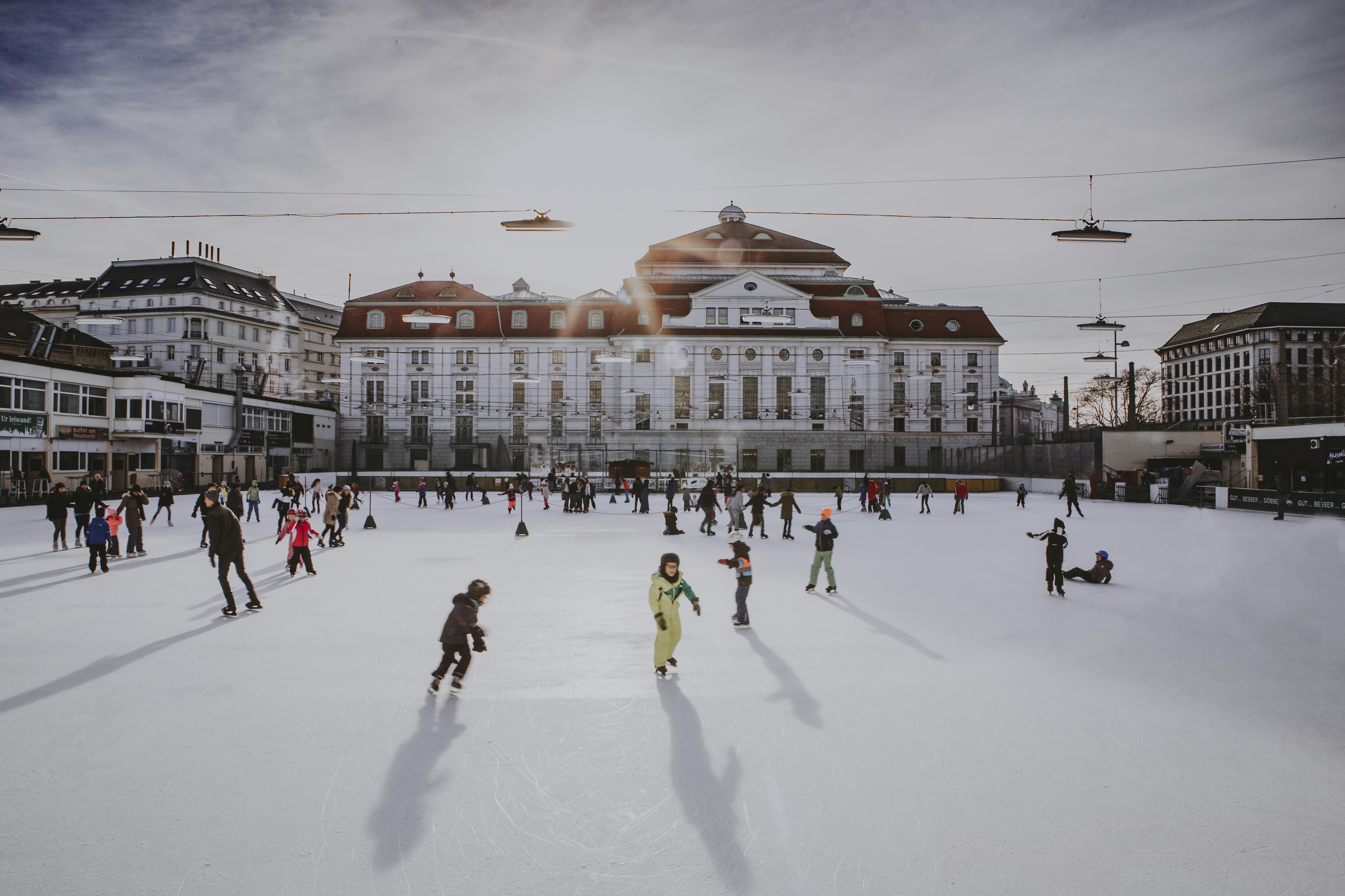 Eislaufen vor dem Wiener Konzerthaus