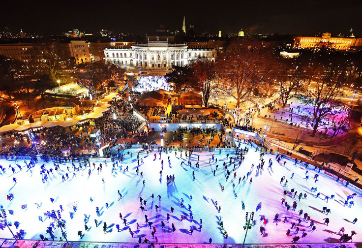 Patinaj la târgul de crăciun la Rathausplatz