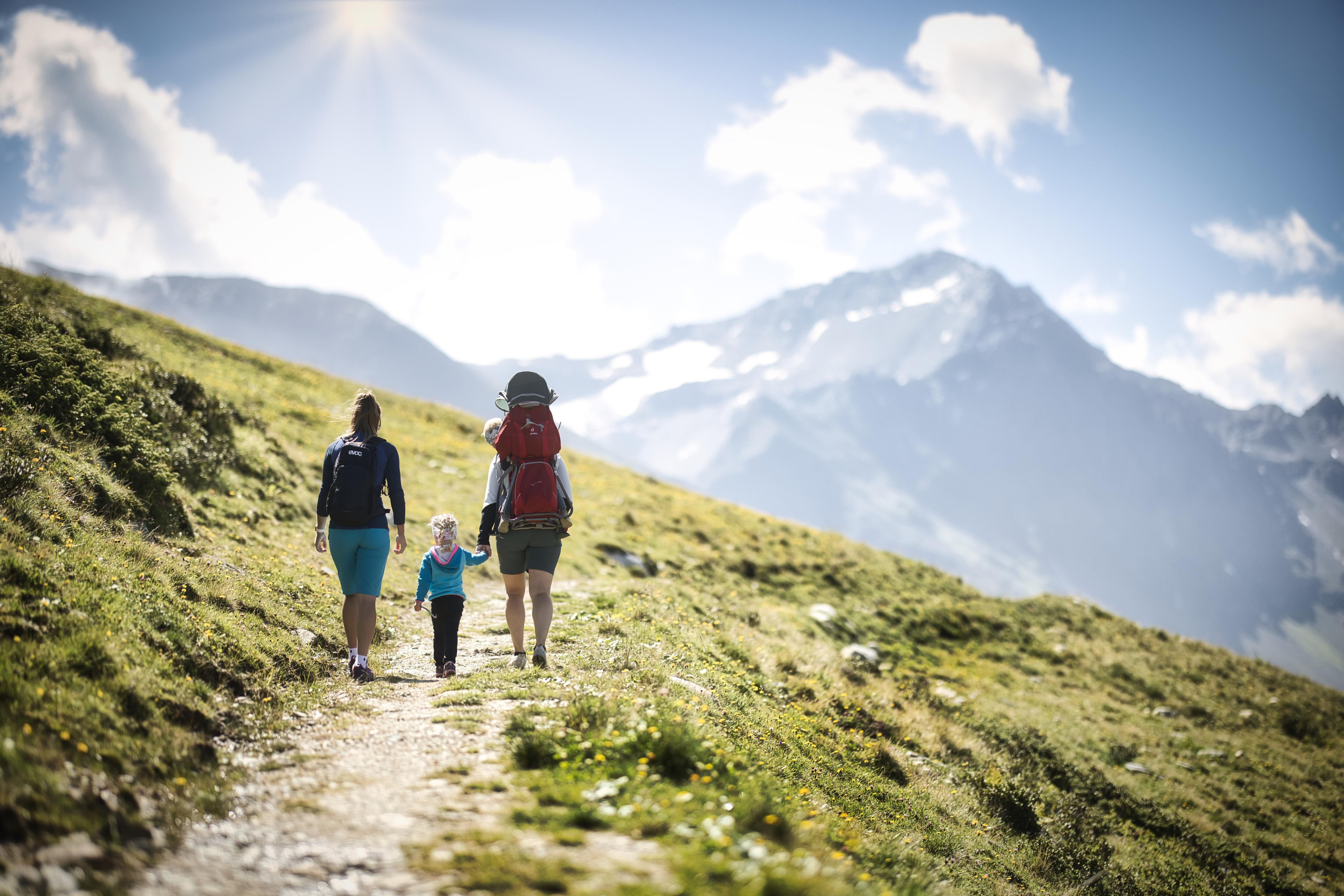 Familie Galzig beim Wandern in St. Anton am Arlberg