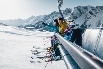 Family skiing at the leisure mountain Ahorn, Zillertal