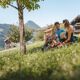 Familienrast in der Wiese am Bauernhof in Reith im Alpbachtal