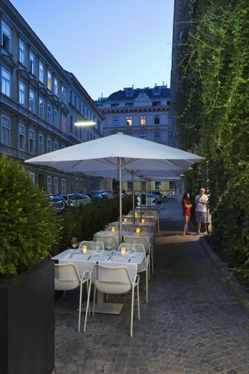 Facade and terrace of the Boutiquehotel Harmonie in Vienna