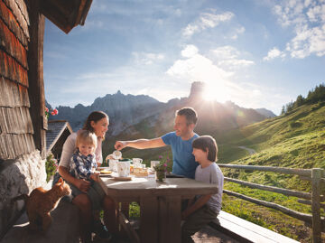 Frühstück mit der Familie auf der Alm