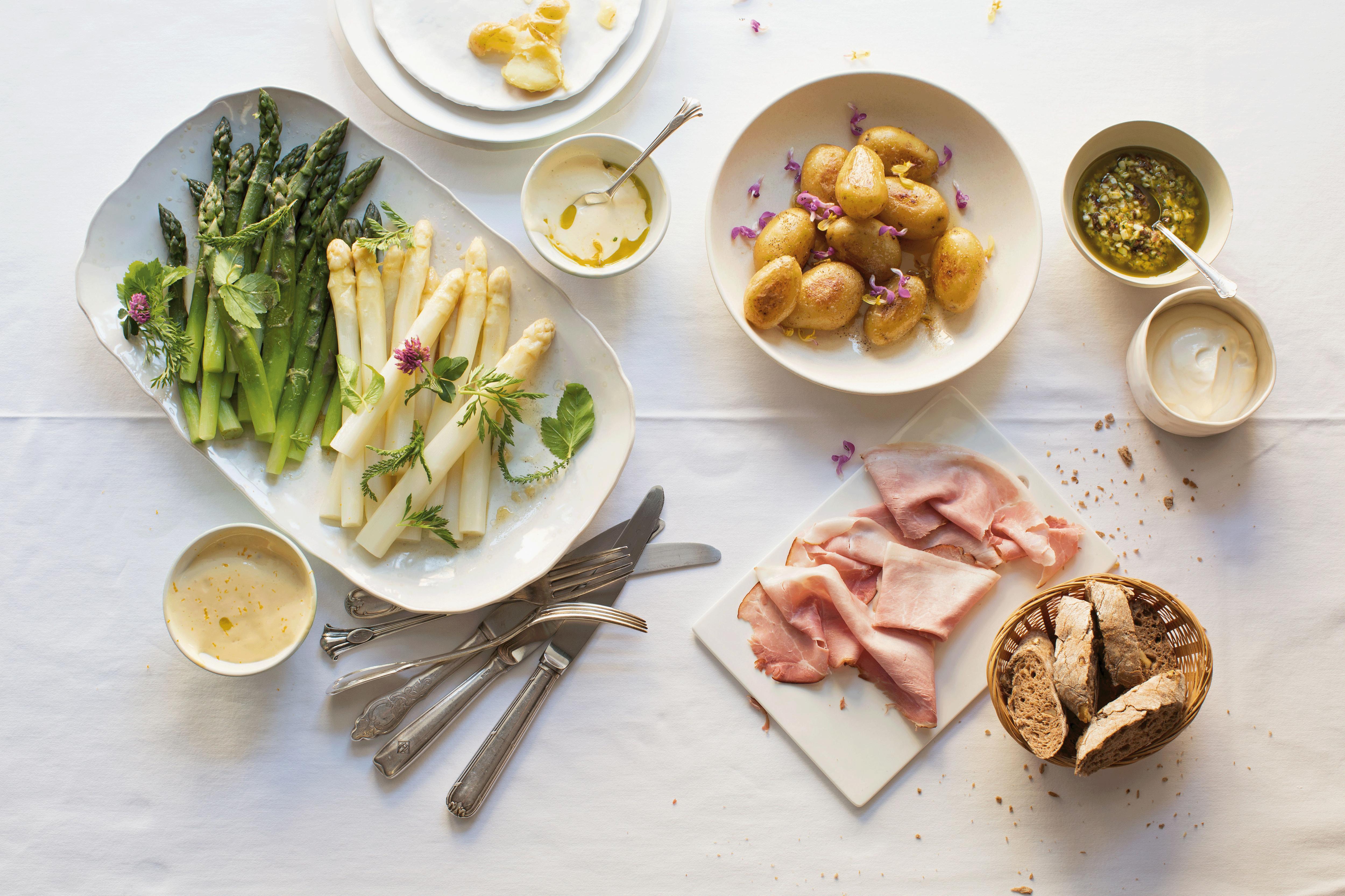 Recipe: Asparagus with Ham, Hollandaise and Potatoes