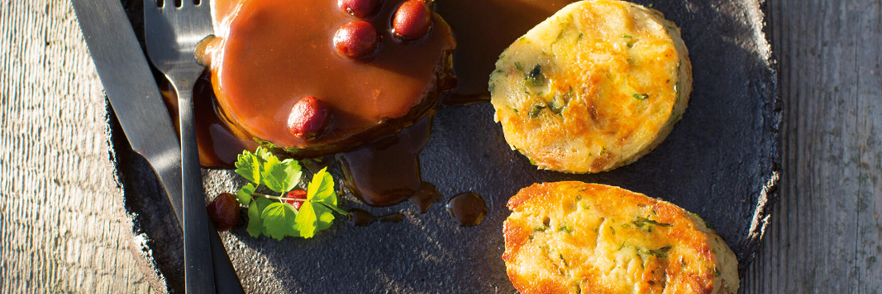 Geschmorter Hirschbraten mit Serviettenknödeln und Elsbeeren