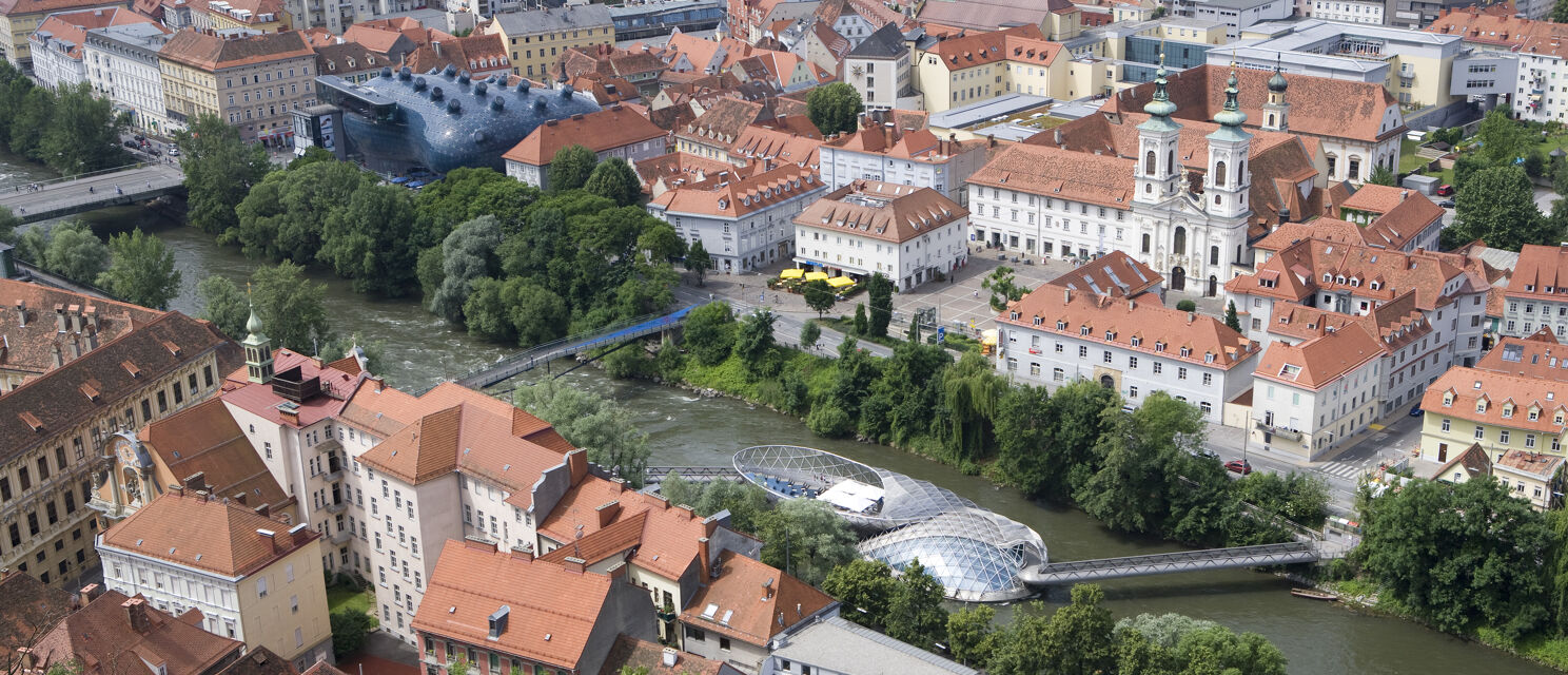 Graz, patrimonio de la humanidad con el "Kunsthaus" y la isla del Mur