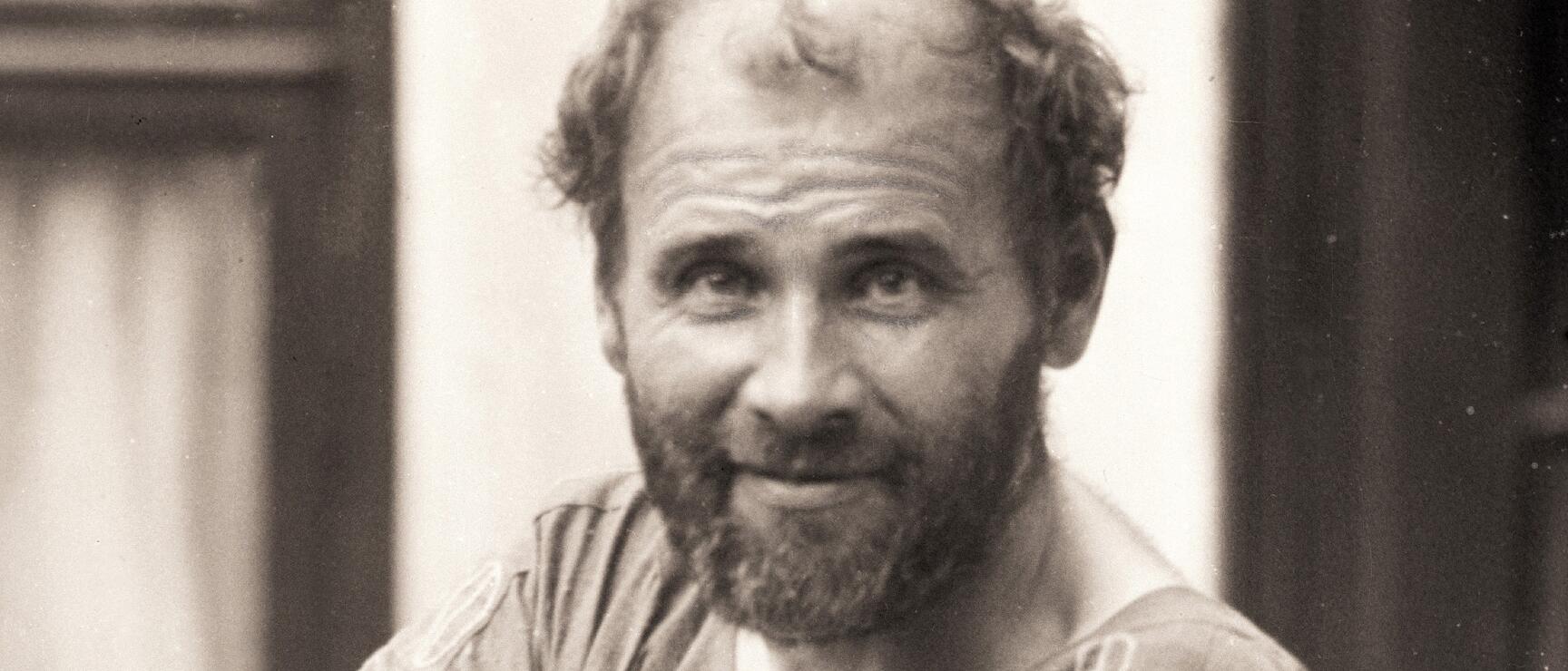 Gustav Klimt im Malerkittel mit Katze im Garten seines Ateliers in der Josefstädter Staße 21, fotografiert von Moriz Nähr, Mai 1911