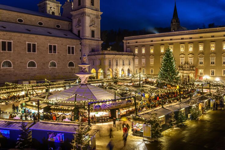 Historický salzburský vianočný trh na námestí Residenzplatz