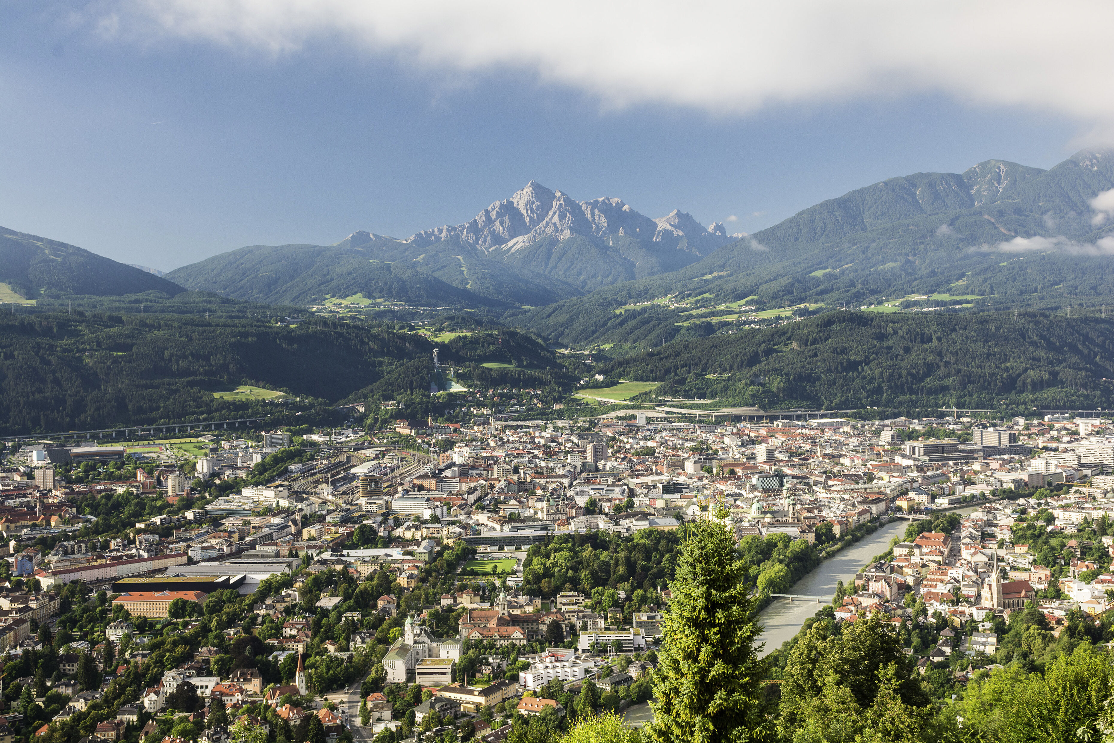 Widok na Innsbruck z Alpami w tle