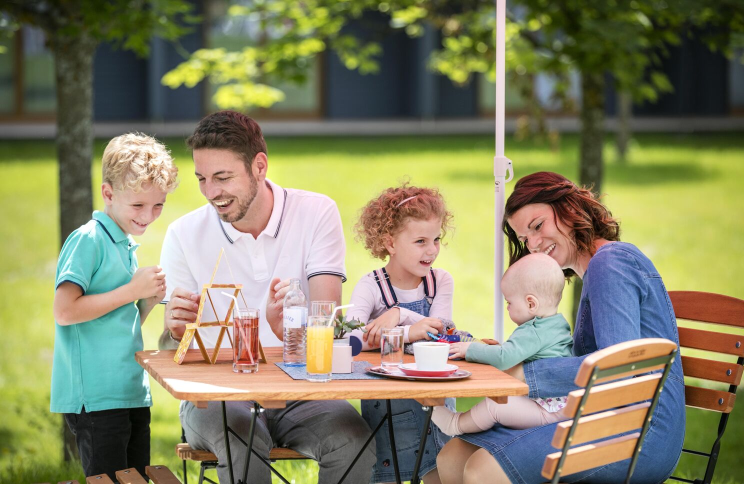 Jufa Hotel in Mariazell am Erlaufsee _ Familie im Garten