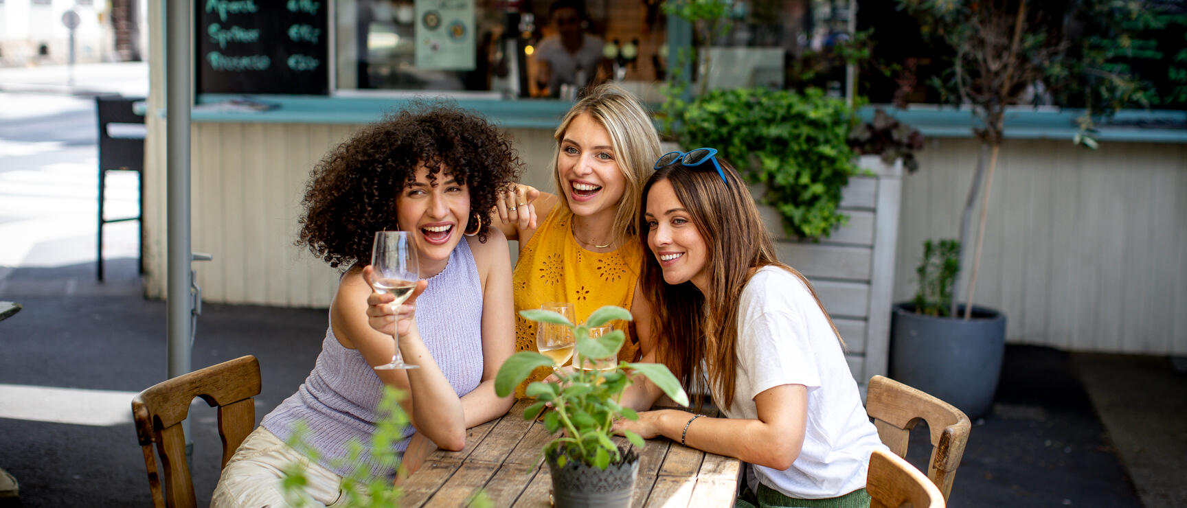 Freundinnen beim Kaiser Josef Markt, Graz