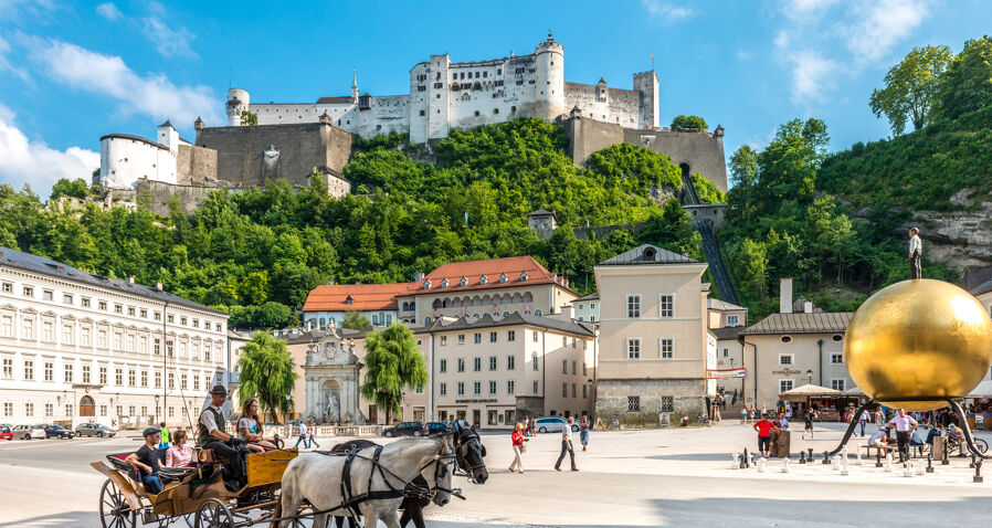 Kapitelplatz Salzburg with the sculpture "Sphaera" by Stephan Balkenhol