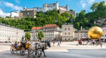 Kapitelplatz Salzburg with the sculpture "Sphaera" by Stephan Balkenhol