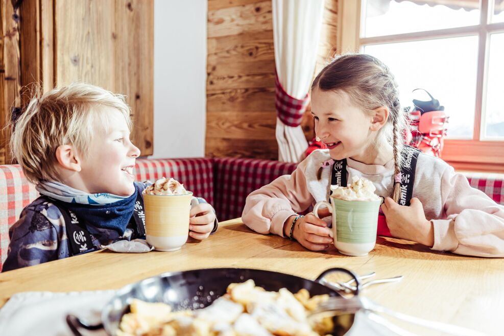 Kinder mit Kaiserschmarren und Kakao, Ski Juwel Alpbachtal Wildschoenau