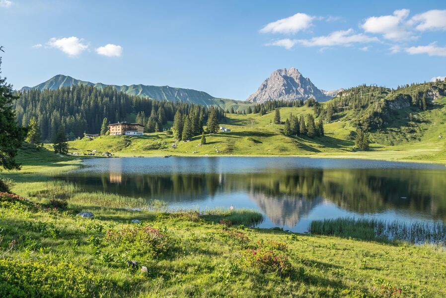 Körbersee mit Höferspitze und Widderstein im Bregenzerwald