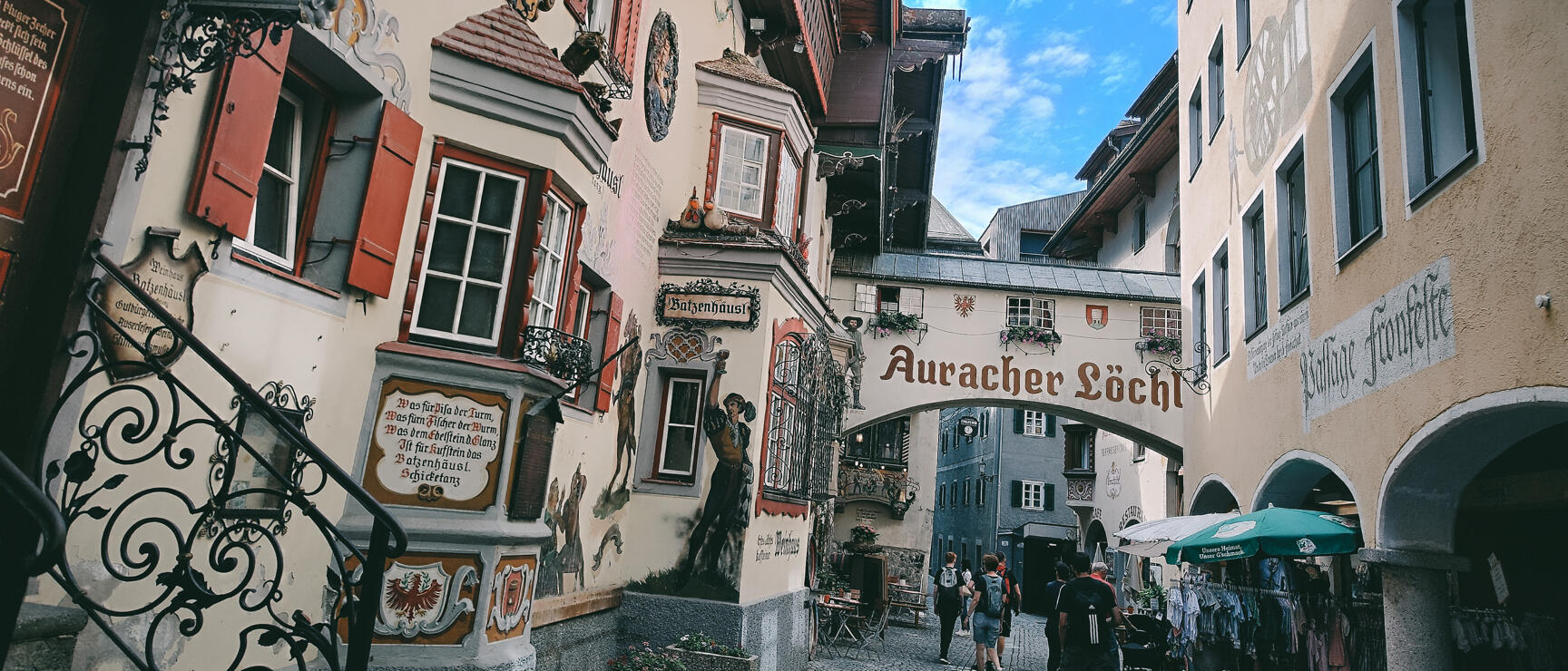 View of the Auracher Löchl inn on Römerhofgasse in Kufstein