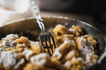 Omlet cesarski Kaiserschmarrn, kulinarnie w Zillertalu