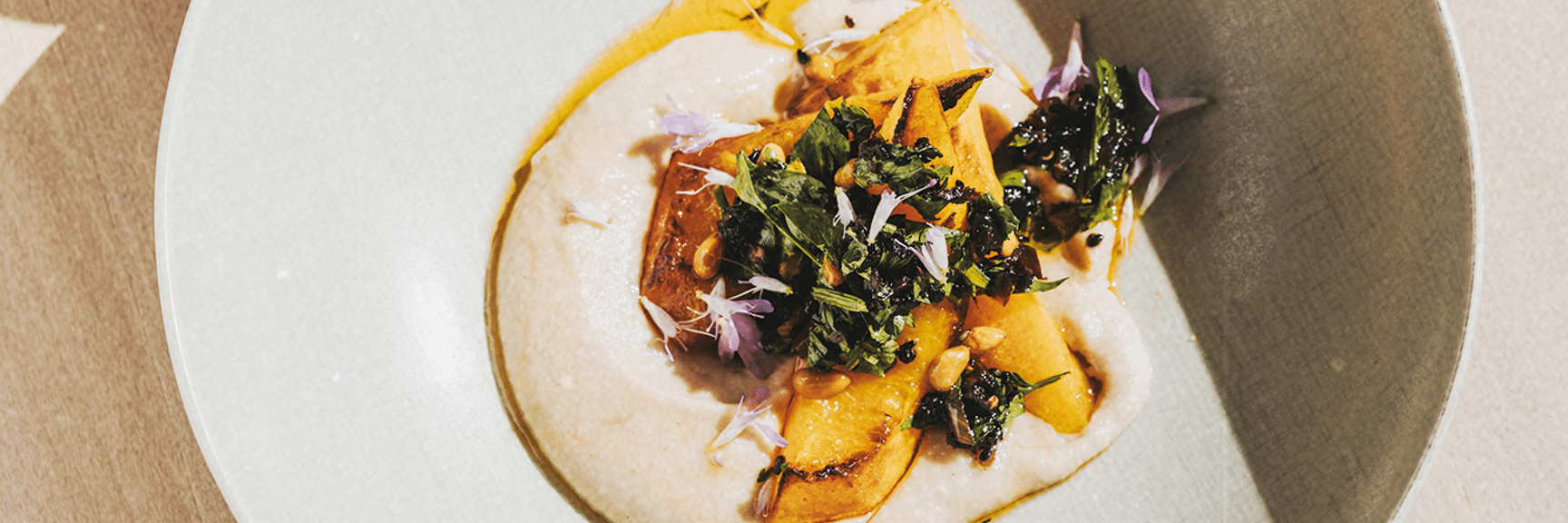 Hokkaido Kürbis mit Sesam Creme, Petersilie und Chili Öl - Franziska Hiller