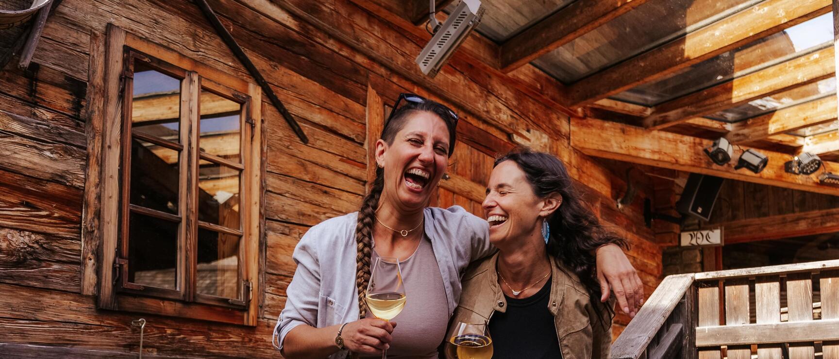 Latschenhütte in Fladitz an der Teichalm - Two women with wine glasses