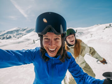 Lebensgefühl Österreich – Sujet Pistengaudi - Skifahrerinnen