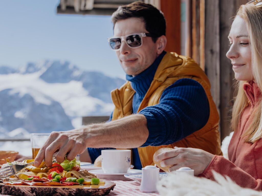 Mittagessen auf Hütte, Skifahren am Krippenstein in Obertraun