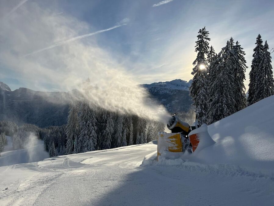 Das Bild zeigt eine Schneekanone im Skigebiet Dachstein West im Einsatz.