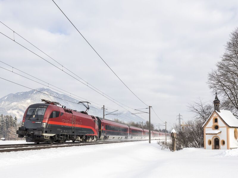 ÖBB Railjet in Tiroler Winterlandschaft