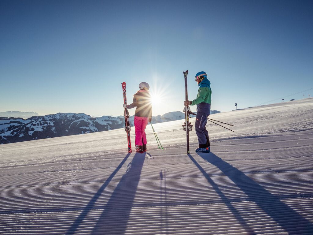 Para podczas pierwszego zjazdu na nartach na Wiedersberghornie w Alpbach