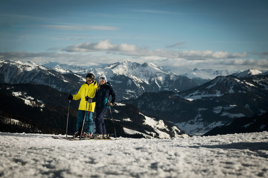 Paar fährt ski im Salzburger Land