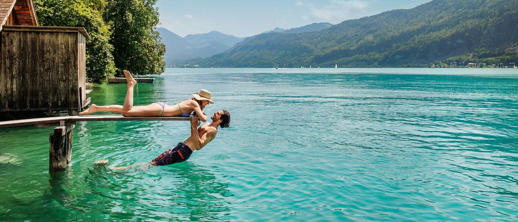Pärchen an einem Steg am Wolfgangsee