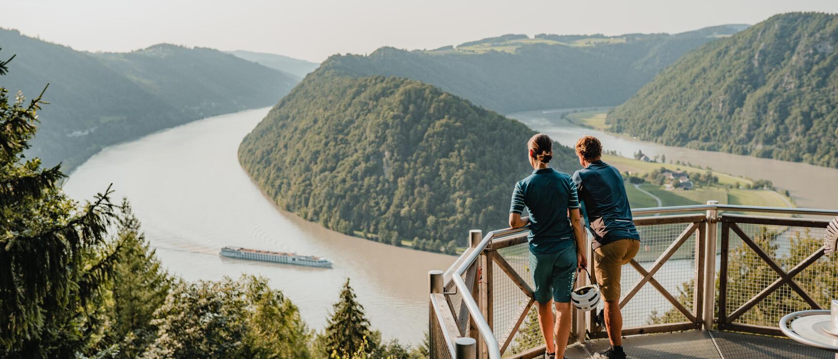 Zwei Radfahrer an der Schlögener Schlinge Haibach