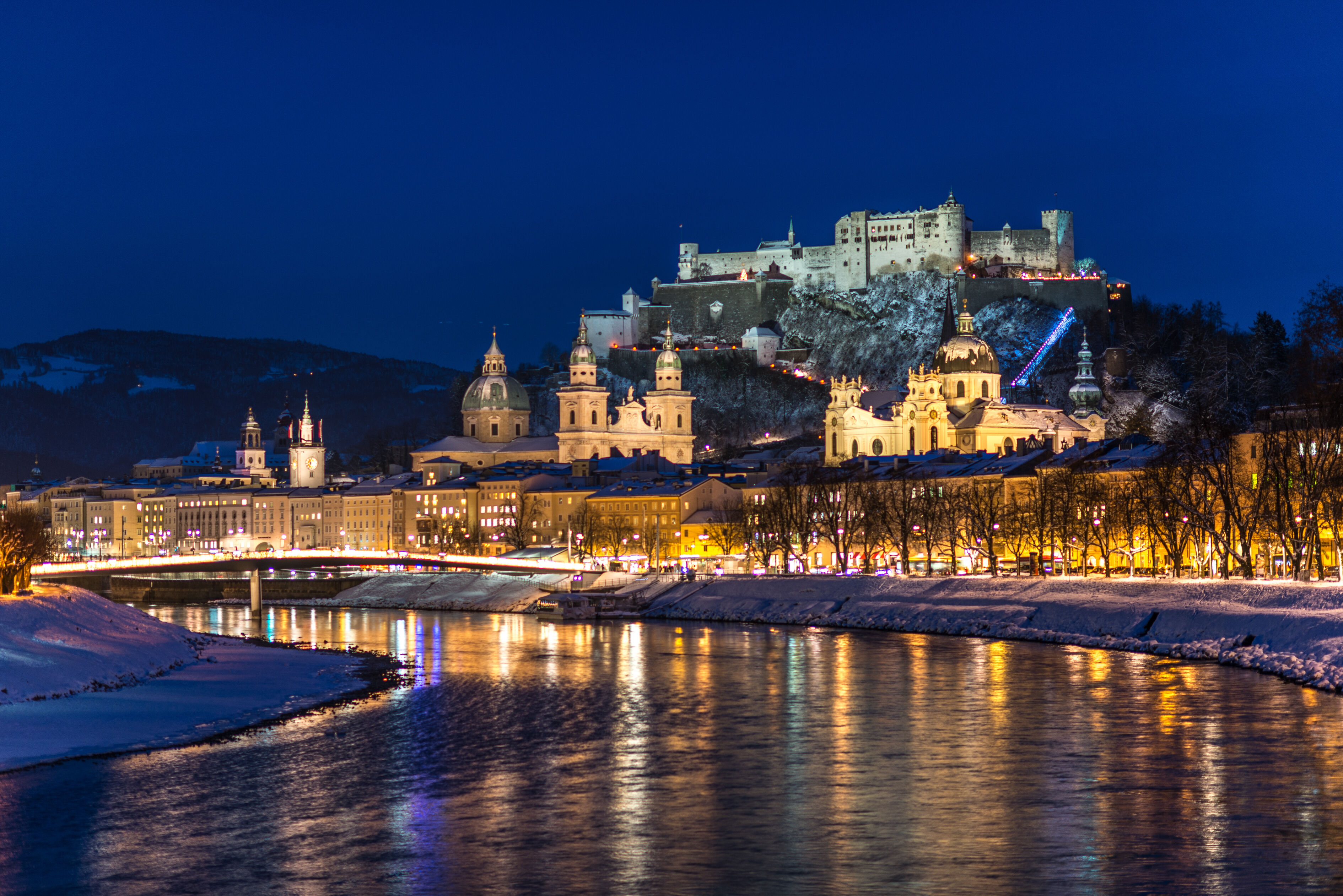 Widok wieczorową porą na Salzburg zimą