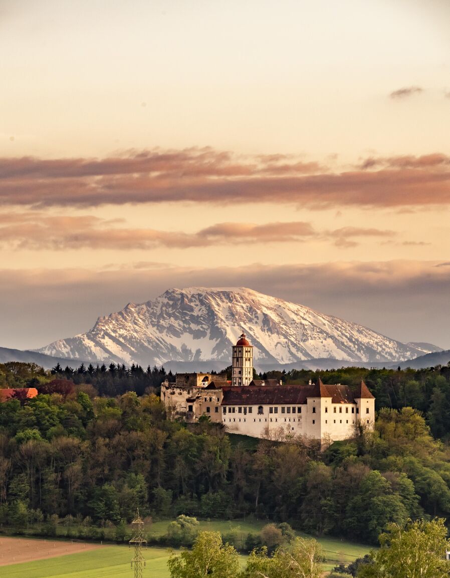 Schallaburg, im Hintergrund der Ötscher