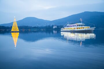 Shipping during the Advent season, eastern bay of Lake Wörthersee