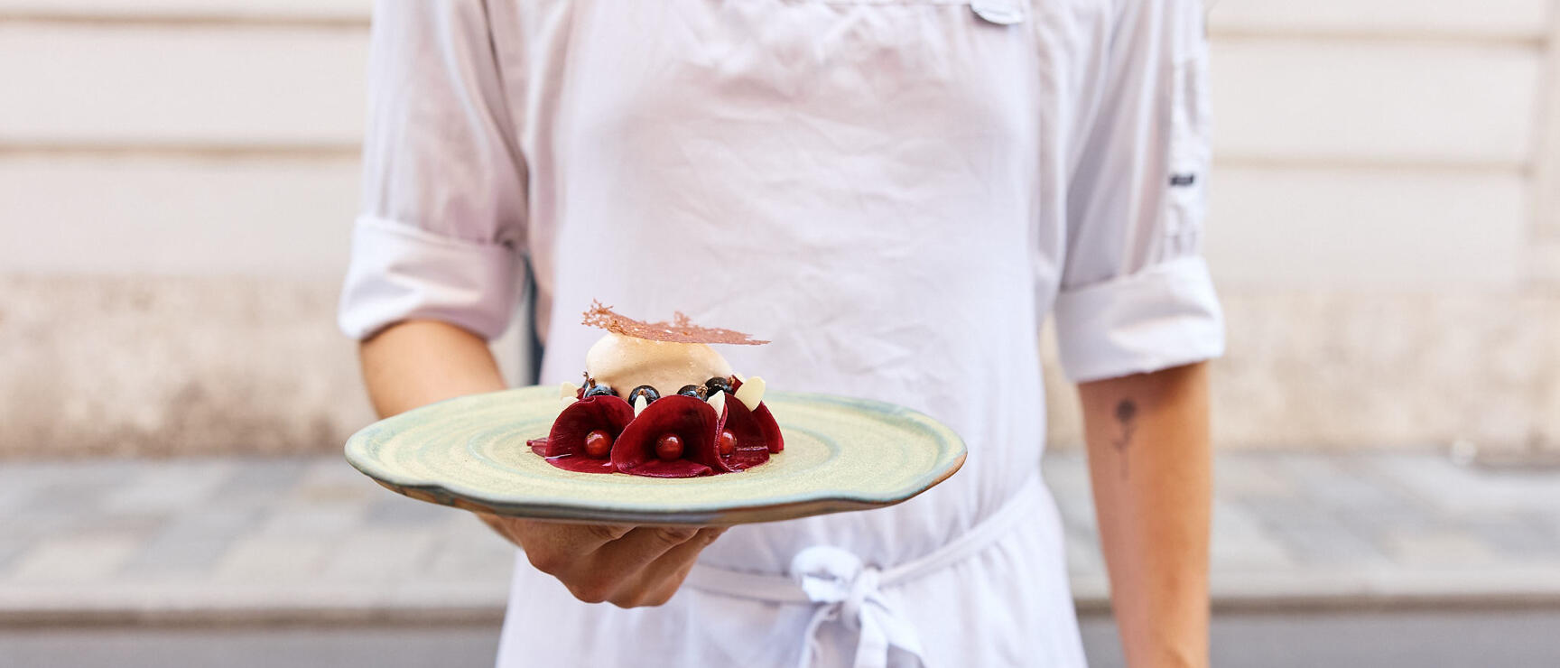 Pascal Dallarosa präsentiert seine Dessertkreation