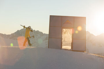 Serfaus-Fiss-Ladis 2022 - Crystal Cube sunrise with skier