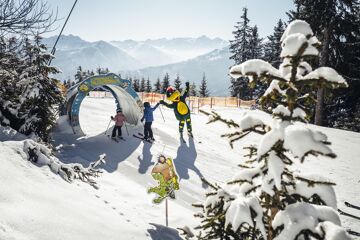 Family skiing on the Schmittenhöhe, Zell am See