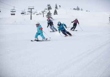 Family skiing in St. Johann in Salzburg