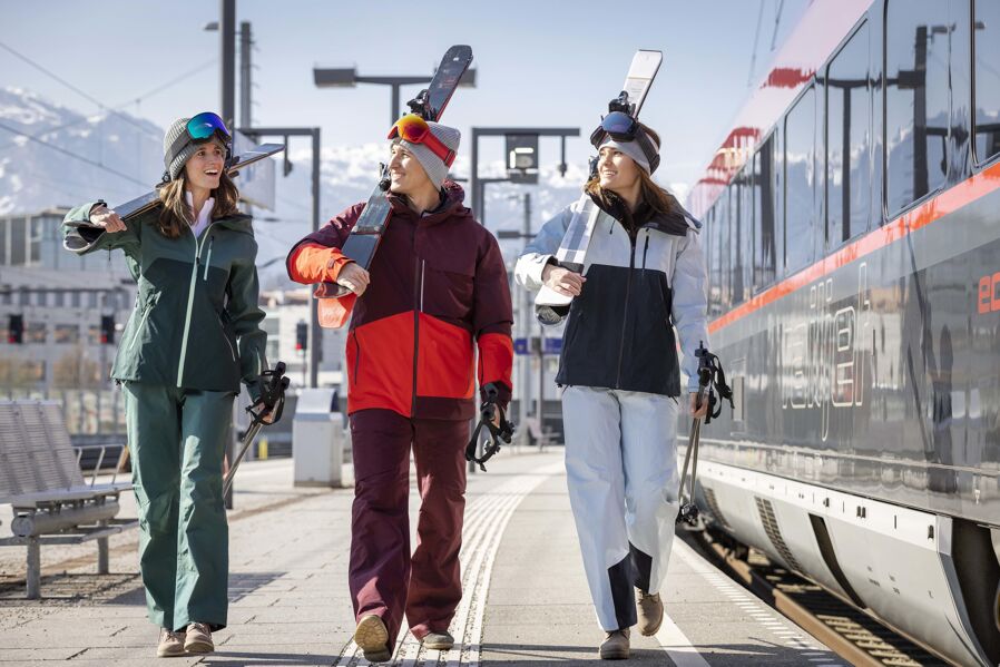 Skier in front of a Railjet