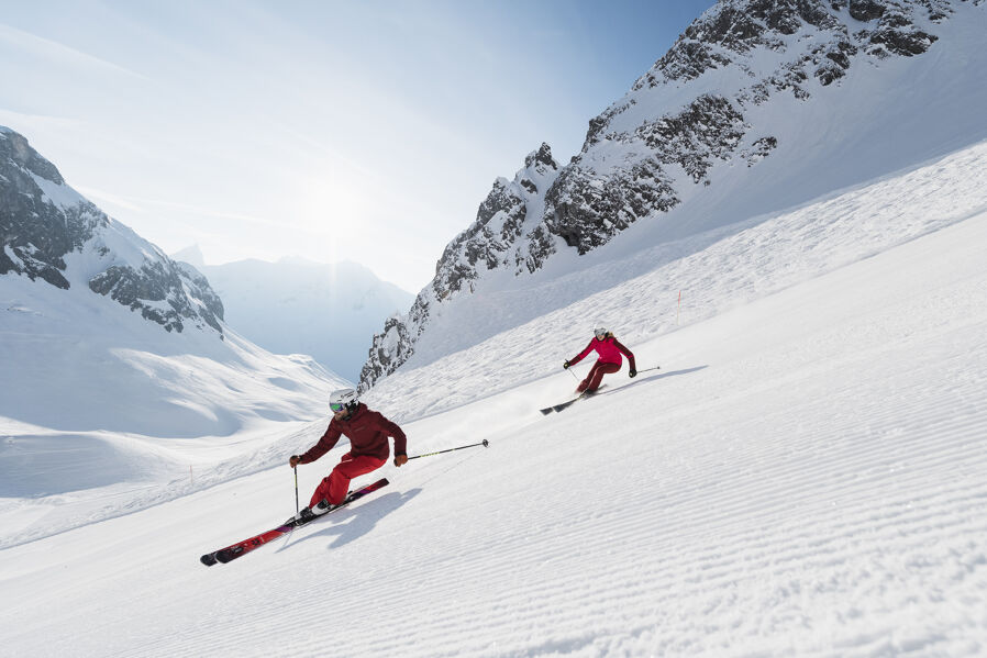 Skieurs dans la station de ski à Lech-Zürs