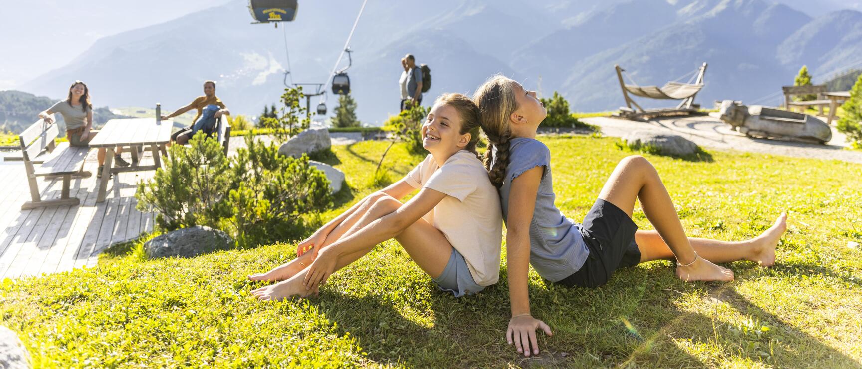 Familie beim Sommer Funpark in Fiss