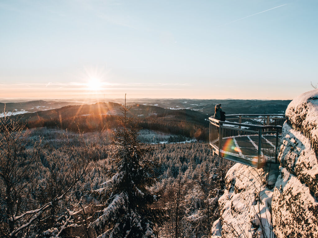 Sonnenaufgang auf der Aussichtsplattform am winterlichen Nebelstein