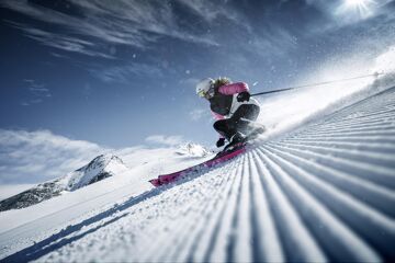 Sun skiing on the Kitzsteinhorn glacier