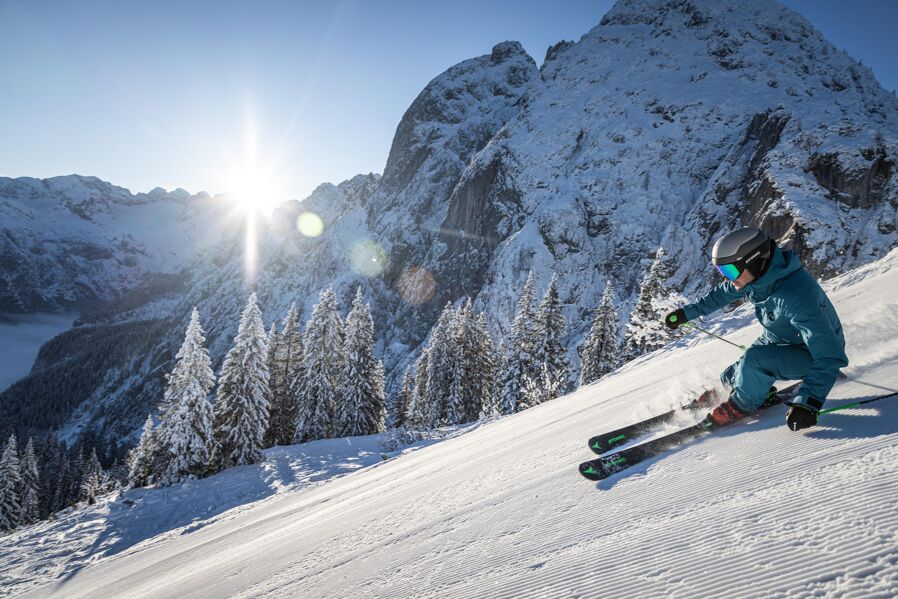 Slunečné lyžování v regionu Dachstein West