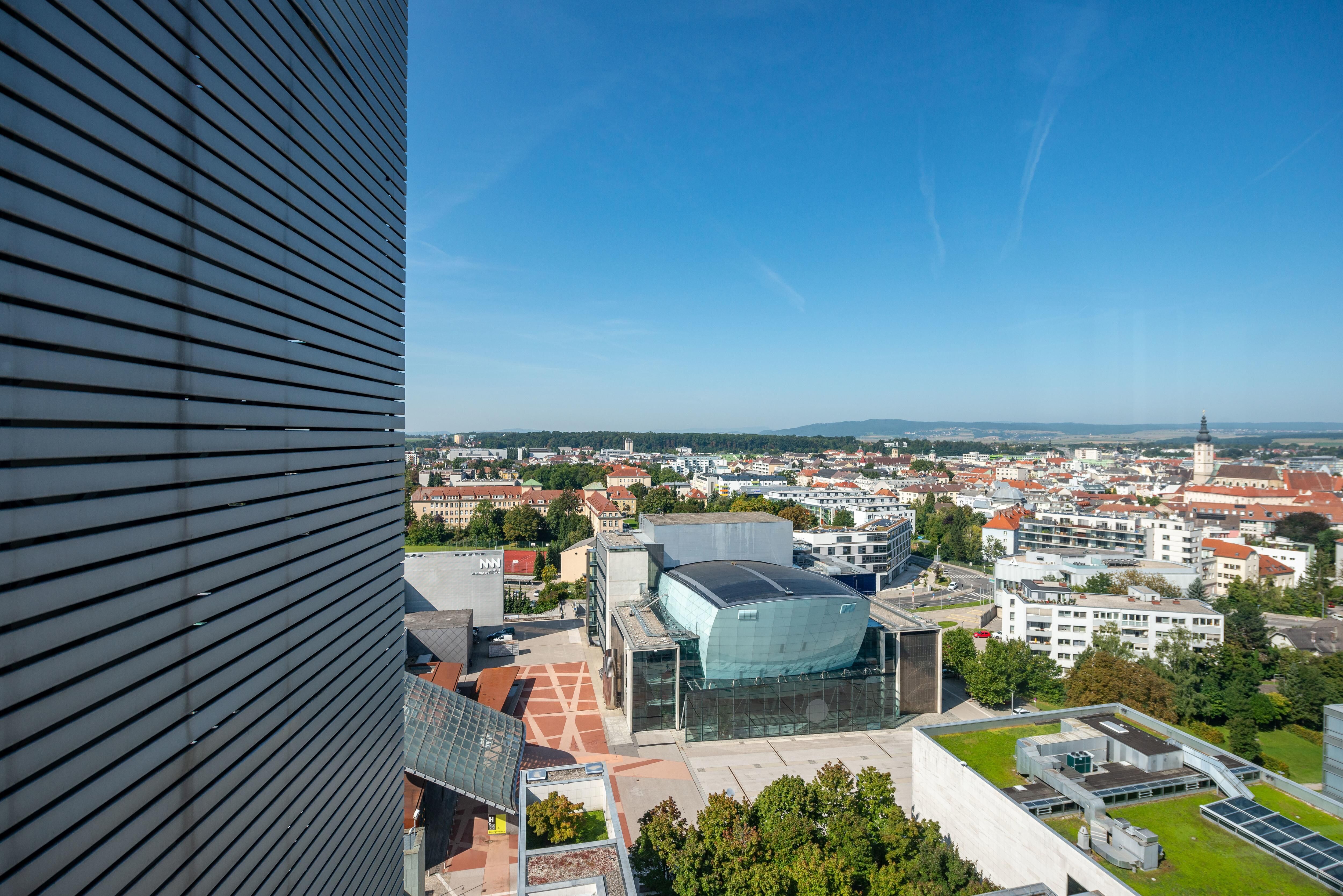 St. Pölten Klangturm mit Blick auf das Festspielhaus