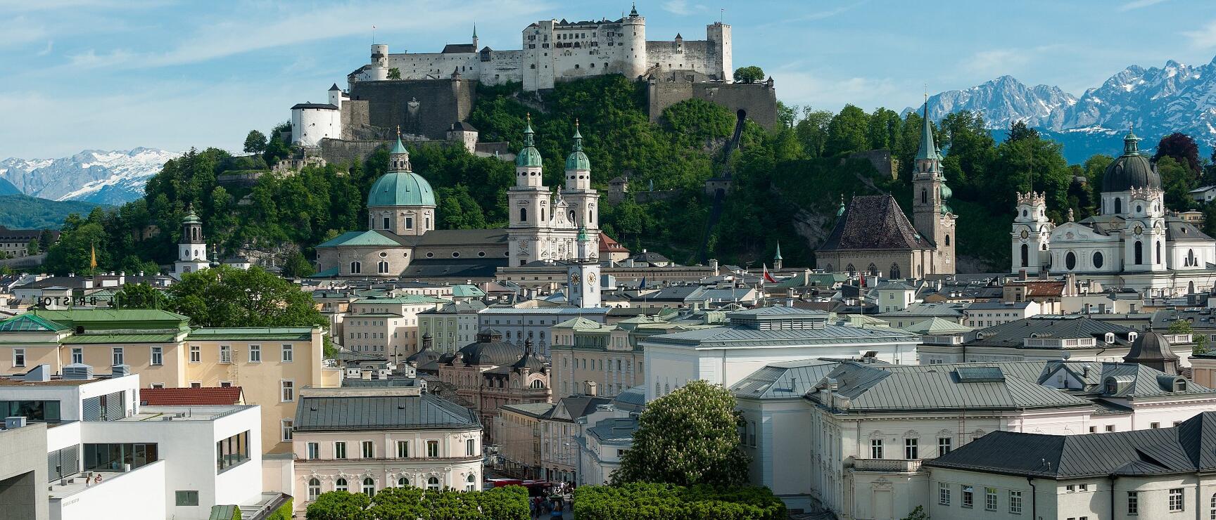 Salzbourg, le Jardin Mirabell et la forteresse Hohensalzburg en arrière plan